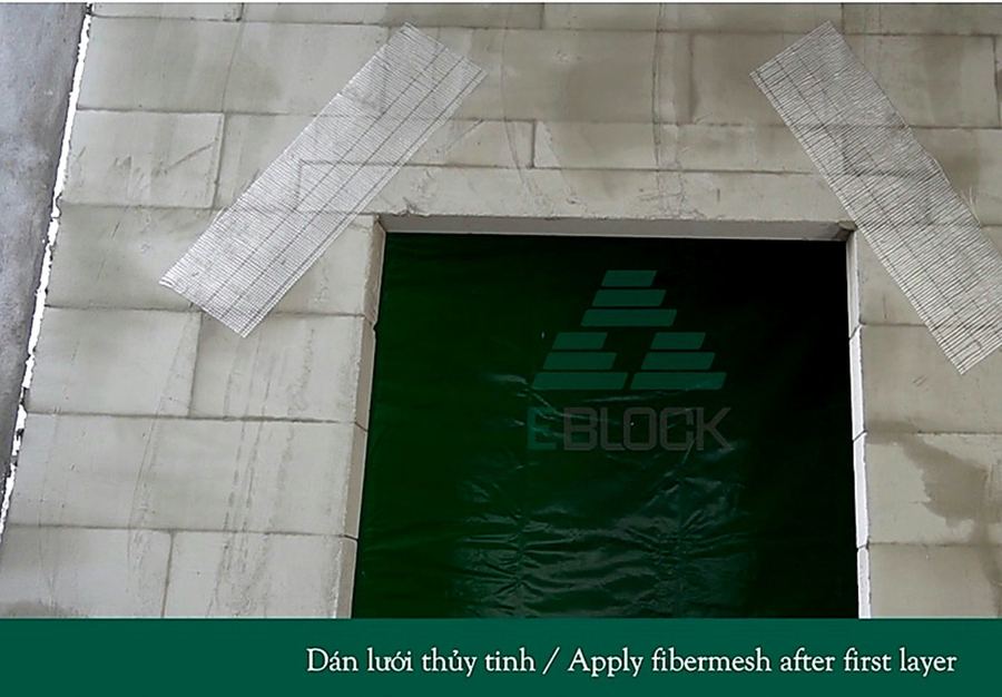 Lưới sợi thủy tinh dán chéo 45 độ tại hai góc trên ô cửa tường gạch AAC sau lớp tô thứ nhất