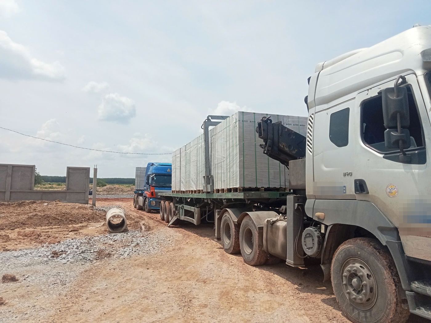 Xe giao gạch AAC tại công trình