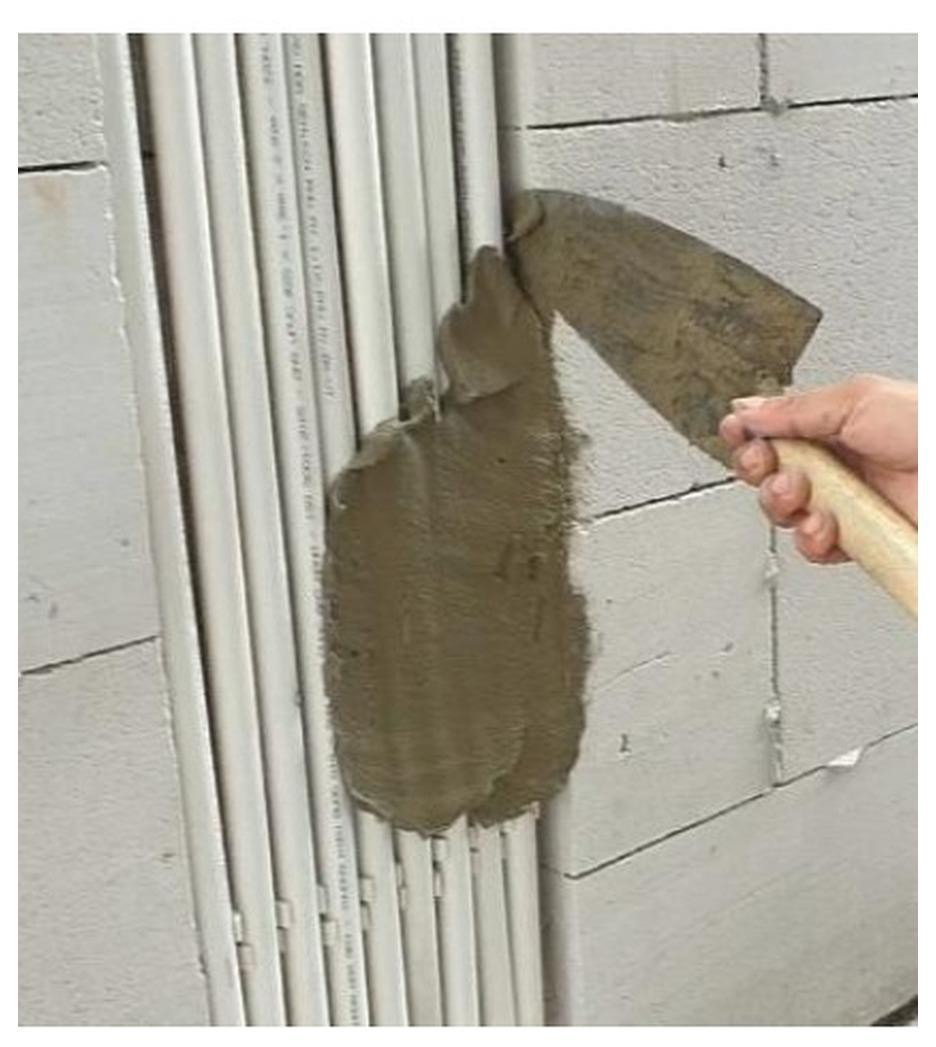 Hình 3. Miết vữa vào khe ống và mép AAC