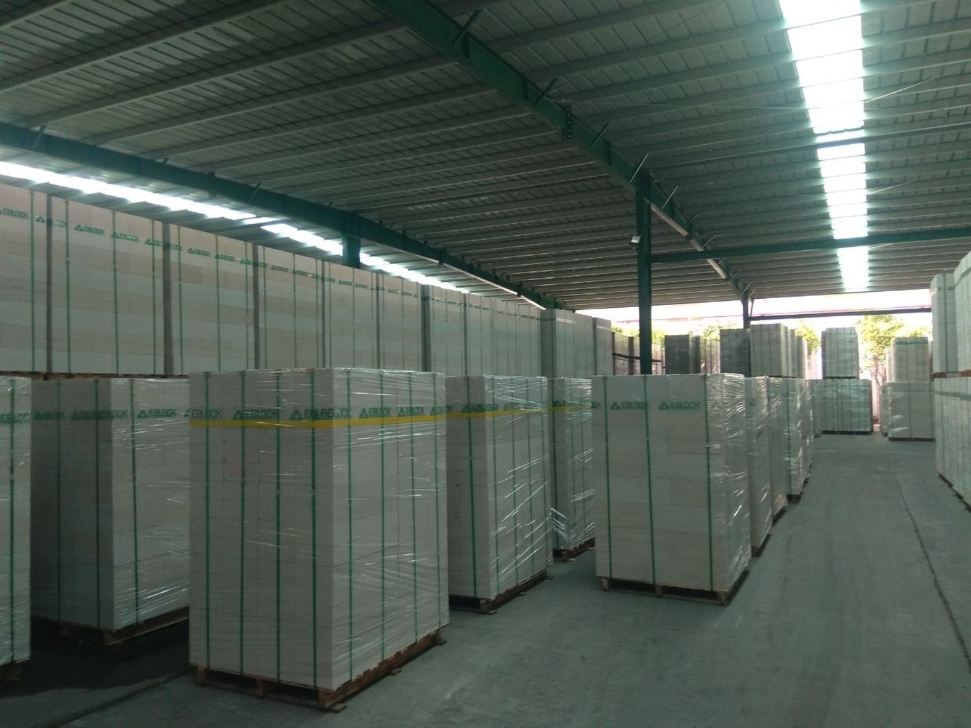 Các kiện gạch AAC tập kết trong kho