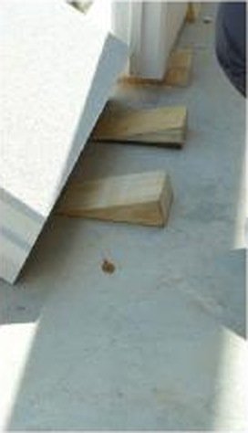 Đặt nêm gỗ tại vị trí chân tấm ALC