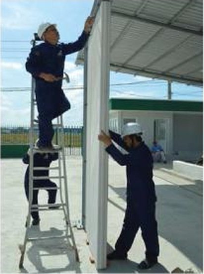 Thợ cân chỉnh tấm ALC lắp đứng