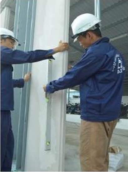 Kiểm tra độ thẳng đứng tấm ALC bằng thước thủy