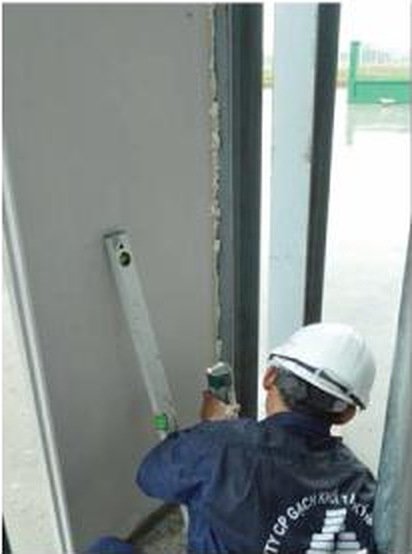 Trám khớp giữa hai tấm ALC và kiểm tra bằng thước thủy