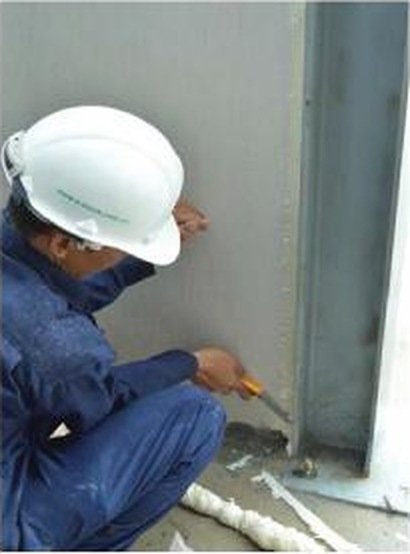 Trám khe giáp cột tường tấm ALC bằng bọt PU