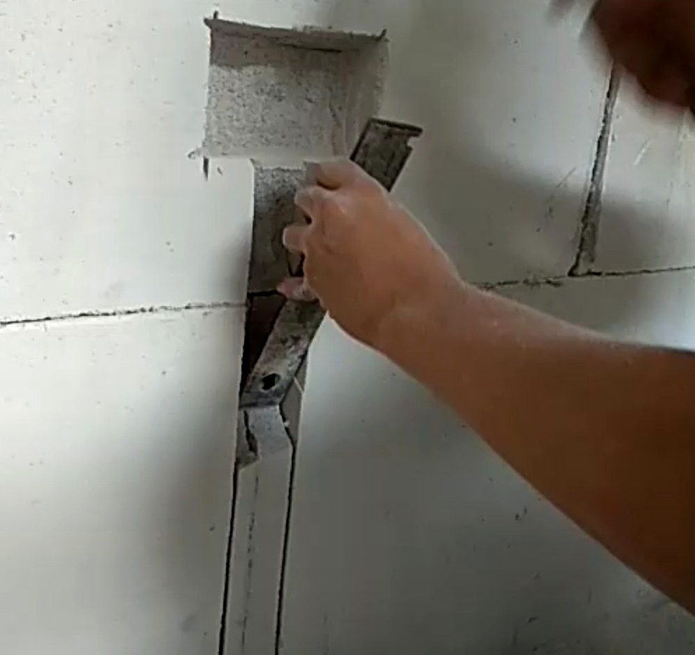 Lấy phần lõi gạch AAC giữa hai đường cắt và làm sạch rãnh