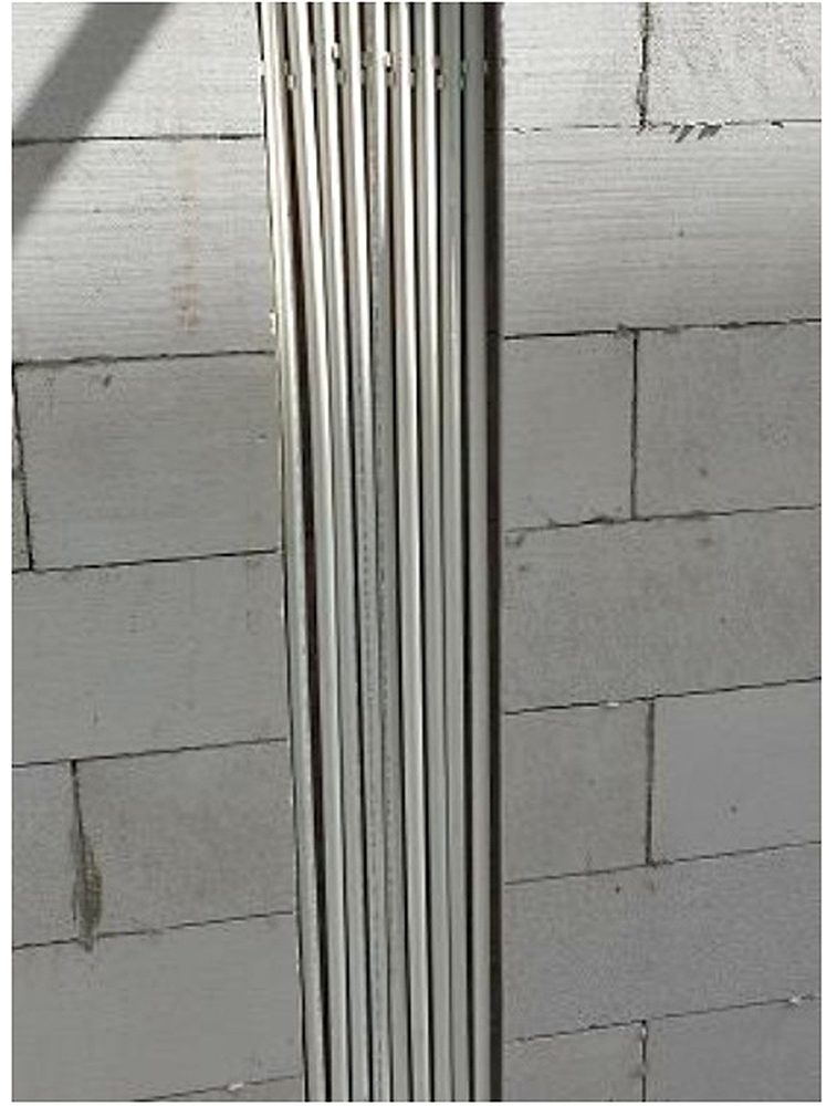 Ống điện đặt trong rãnh đứng trên tường gạch AAC